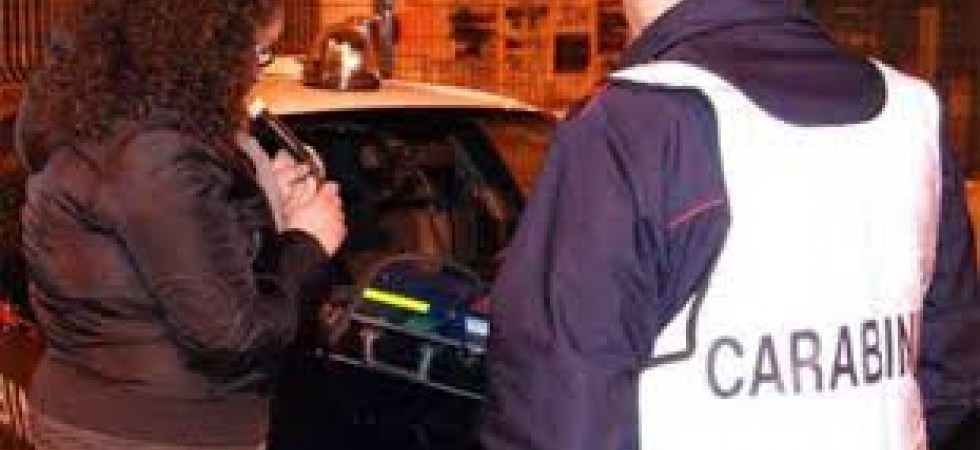 Urta un'auto e poi scappa: era completamente ubriaca alla guida (da stato di incoscienza'') con tasso 7 volte superiore al